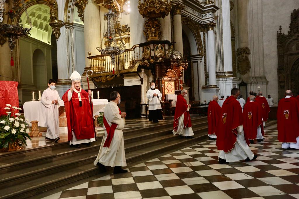 Decenas de personas se han reunido este lunes en el templo granadino