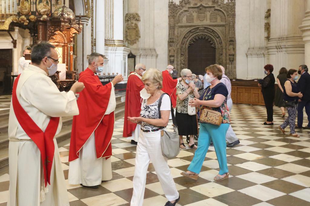 Decenas de personas se han reunido este lunes en el templo granadino