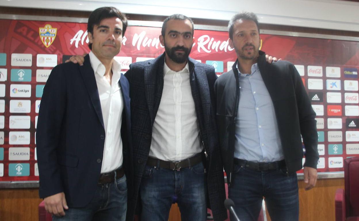 Mohamed El Assy con Mario Silva y Fernando Santos, el día de la presentación de estos. 