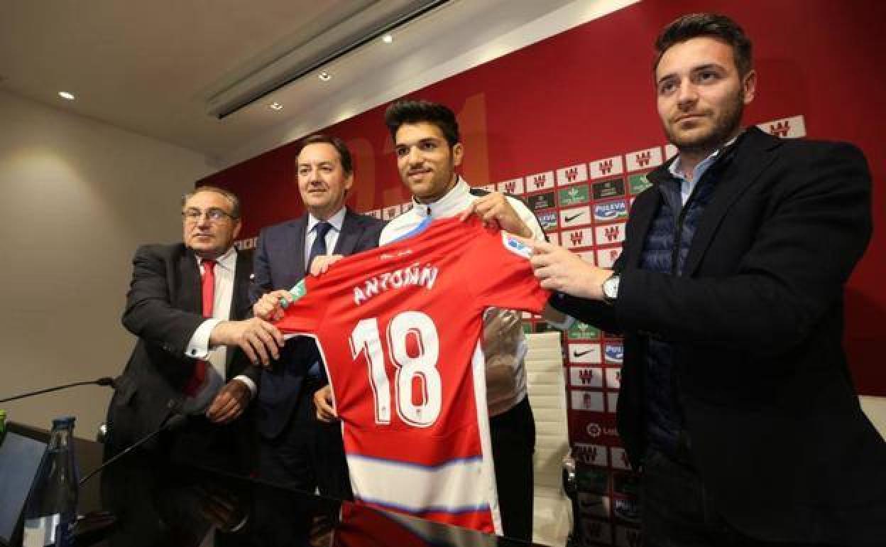 Antoñín, último fichaje del Granada, durante su presentación oficial. 
