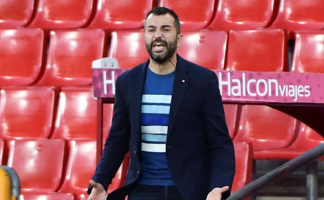 Diego Martínez da órdenes a sus jugadores en un partido anterior. 