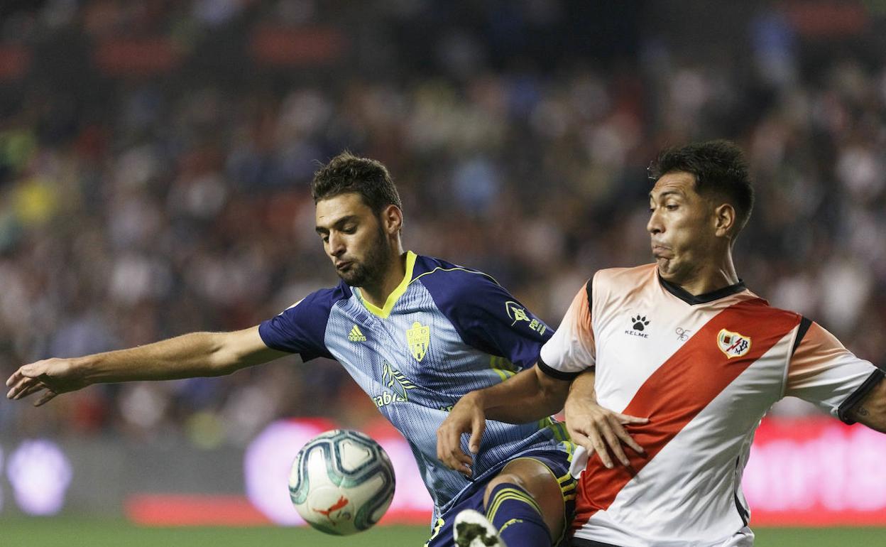 Iván Martos y Leo Ulloa, en una jugda del partido de ida. 