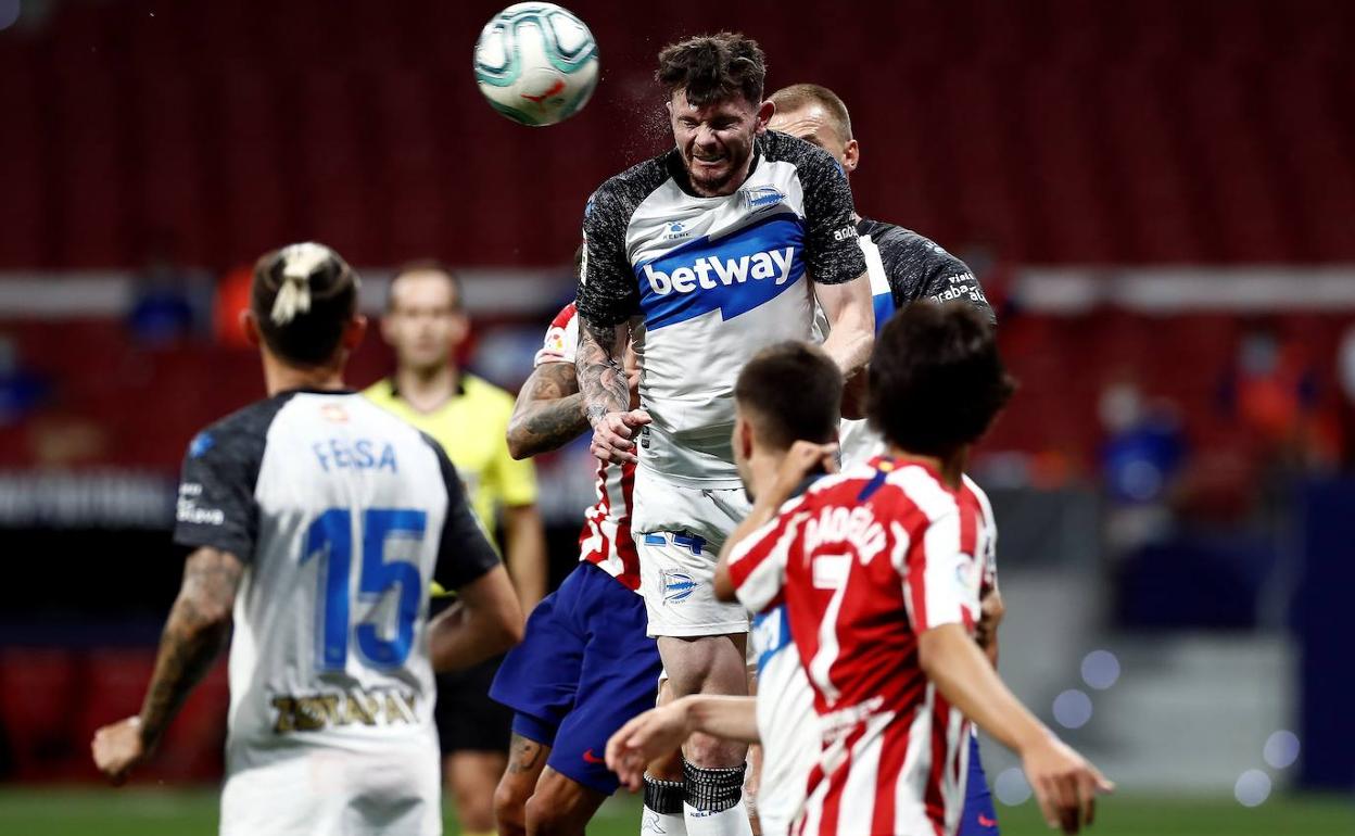 El alavesista Burke intenta un remate de cabeza ante el Atlético. 