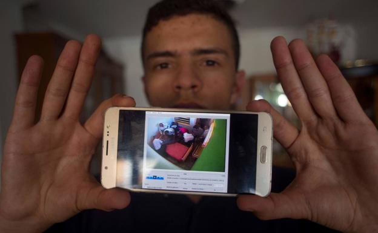 Anass, hermano del joven fallecido, muestra una grabación realizada el día de la muerte de Iliass. 