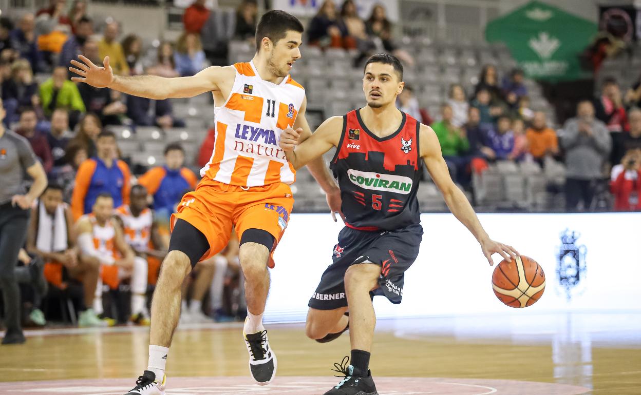 Corts (d) sube la bola durante el partido contra Coruña del pasado curso. 