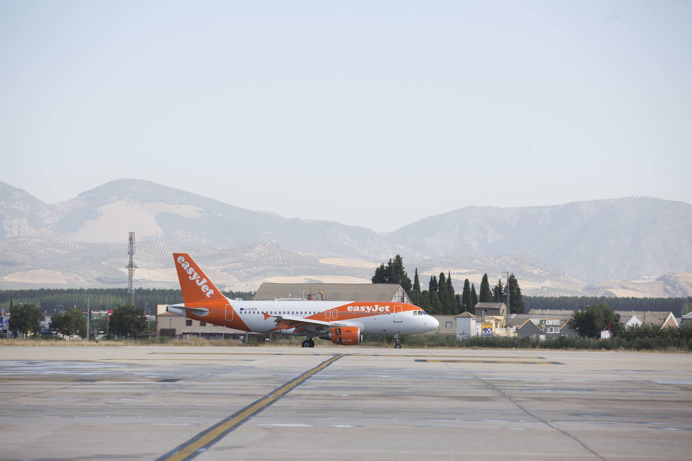 Imagen de archivo de un avión de easyJet aterrizando en el Federico García Lorca. 