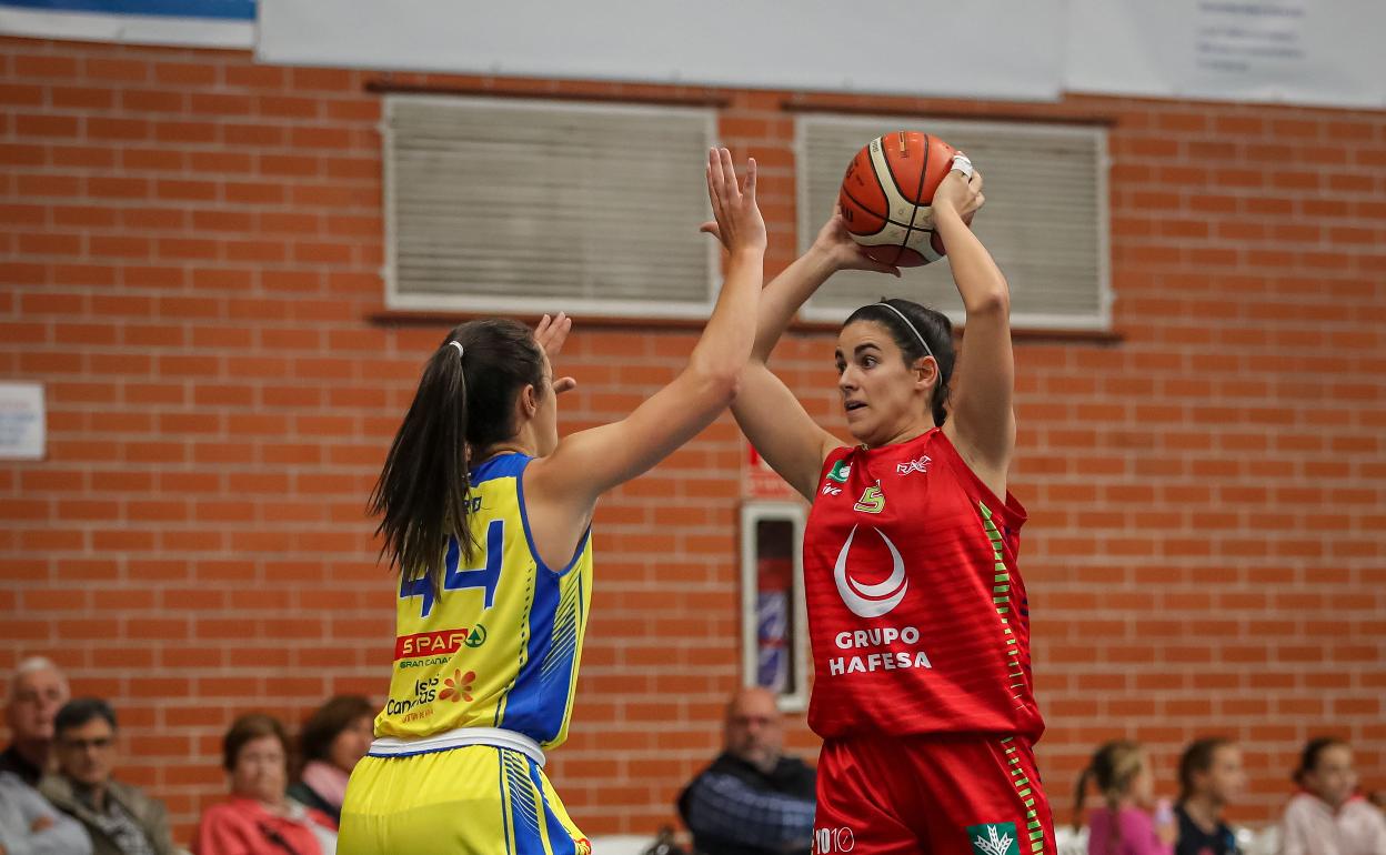 Fernández (d) busca un pase en un partido del último curso. 