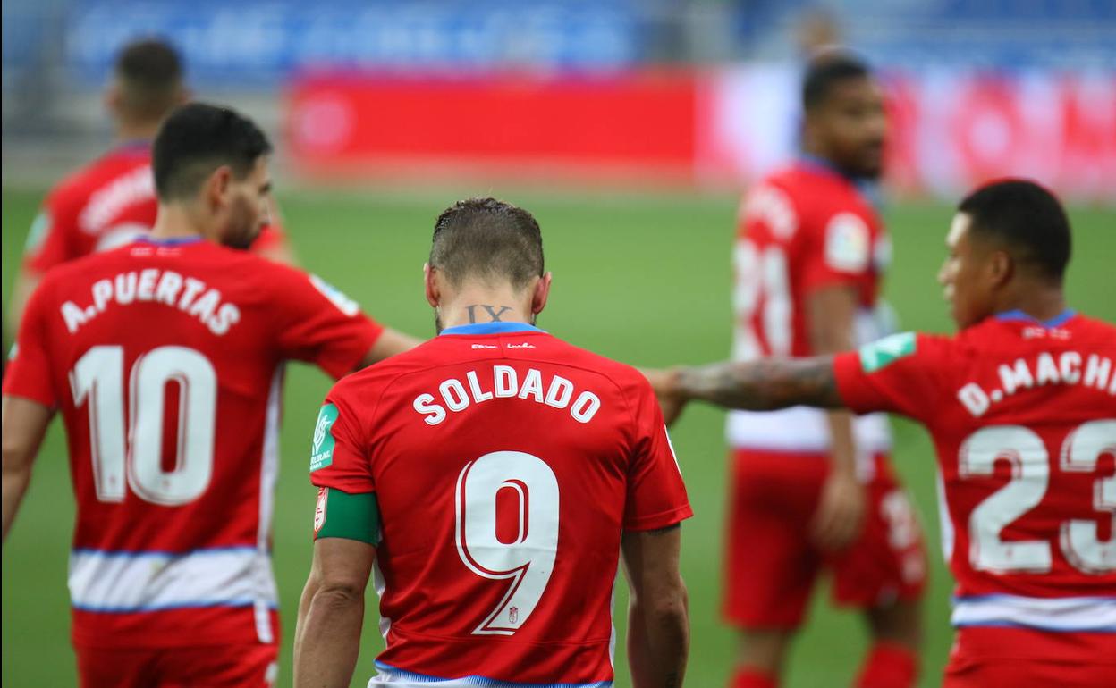 Los futbolistas del Granada celebran el gol de Roberto Soldado, capitán en Vitoria. 