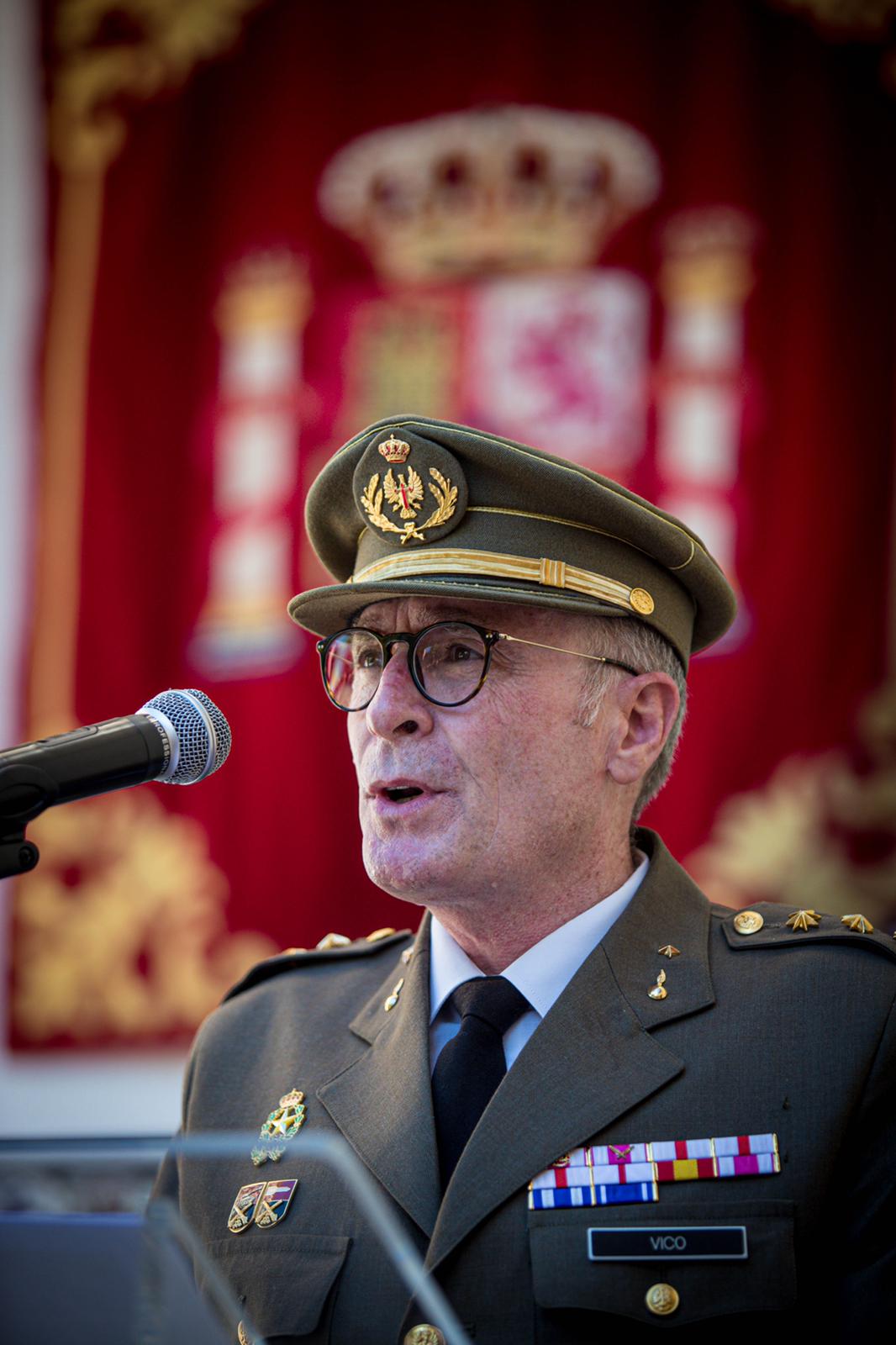 El Coronel del Cuerpo General del Ejército de Tierra, D. Federico Emilio González-Vico Santiago, toma posesión en un acto junto a al Sr. Coronel D. Jesús Ángel García Lidón o el alcalde de Granada, Luis Salvador