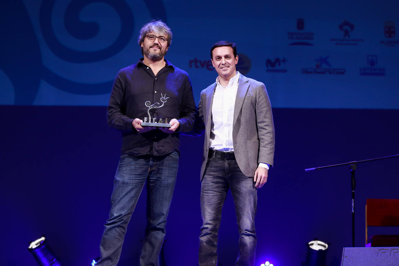 David Martín de los Santos recibió el Premio FICAL entregado por Javier Aureliano García. 