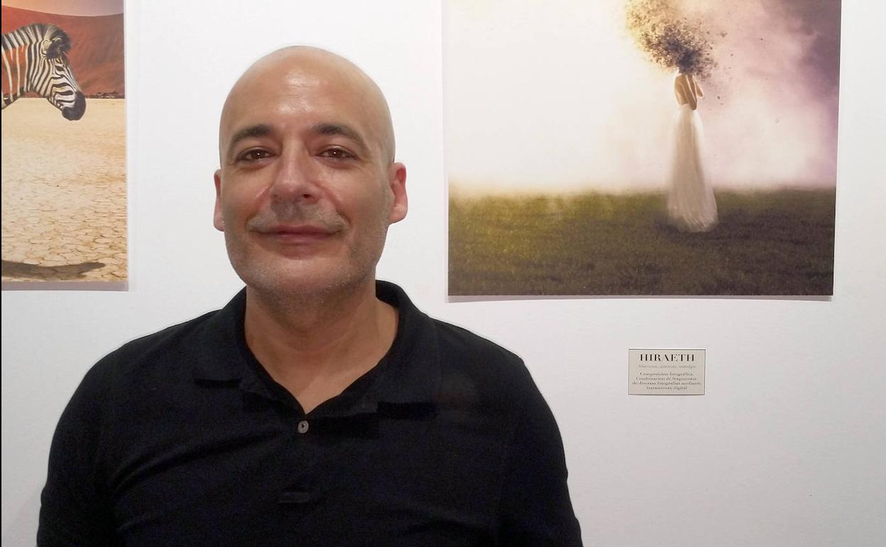 El artista Manu Ruiz, con algunas de sus obras expuestas. 