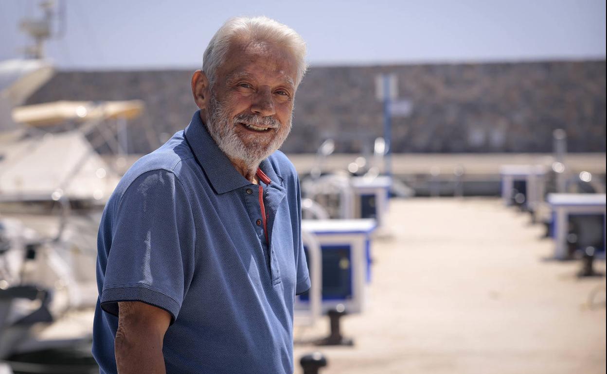 Gregorio Jiménez en el puerto deportivo de Marina del Este.