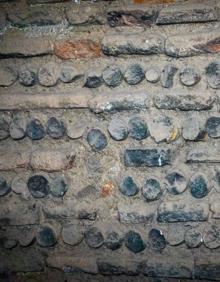 Imagen secundaria 2 - Cecilio muestra la antigua placeta del barro en una foto; colección de atanores y detalle de los guzmares.