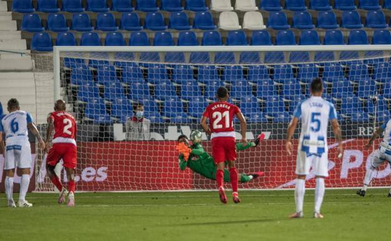 Rui Silva detiene el penalti ante el Leganés. 