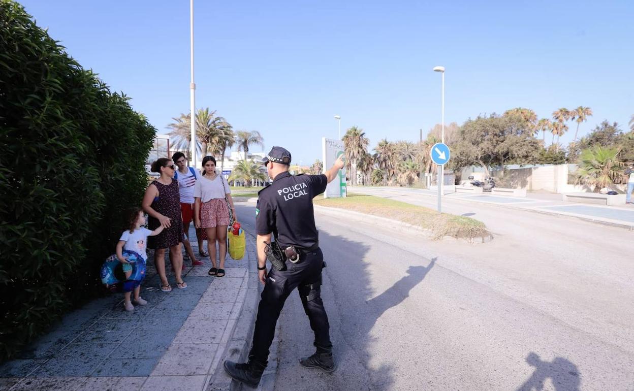 Un policía se ha encargado de avisar a los bañistas del tramo al que no se podía acceder.