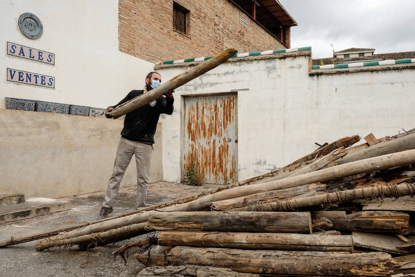 Voluntarios que fueron a la fábrica de Fajalauza para retirar escombros y limpiar varias zonas. En esta jornada encontraron el portón del S.XVI