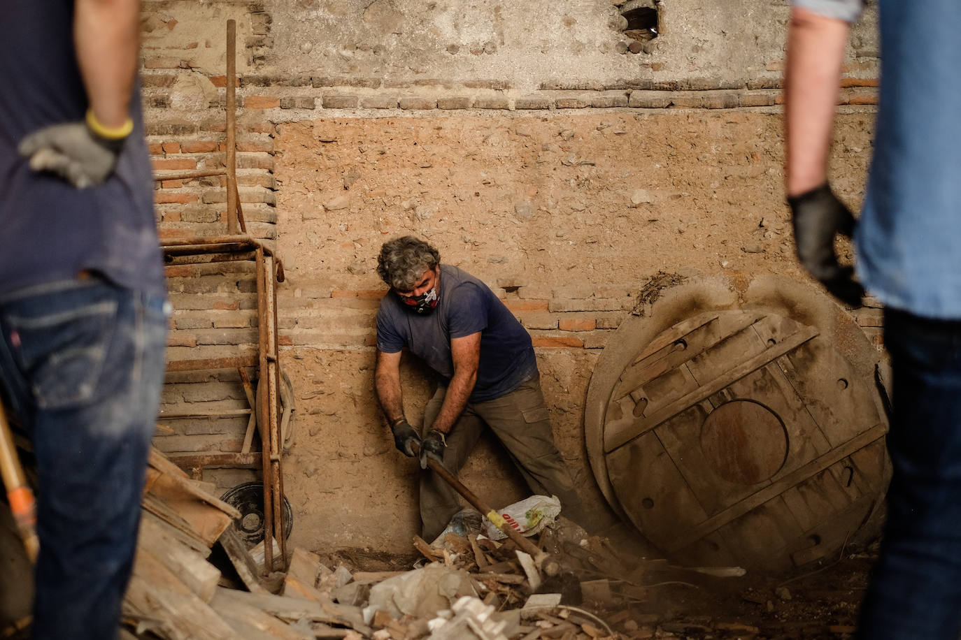 Voluntarios que fueron a la fábrica de Fajalauza para retirar escombros y limpiar varias zonas. En esta jornada encontraron el portón del S.XVI