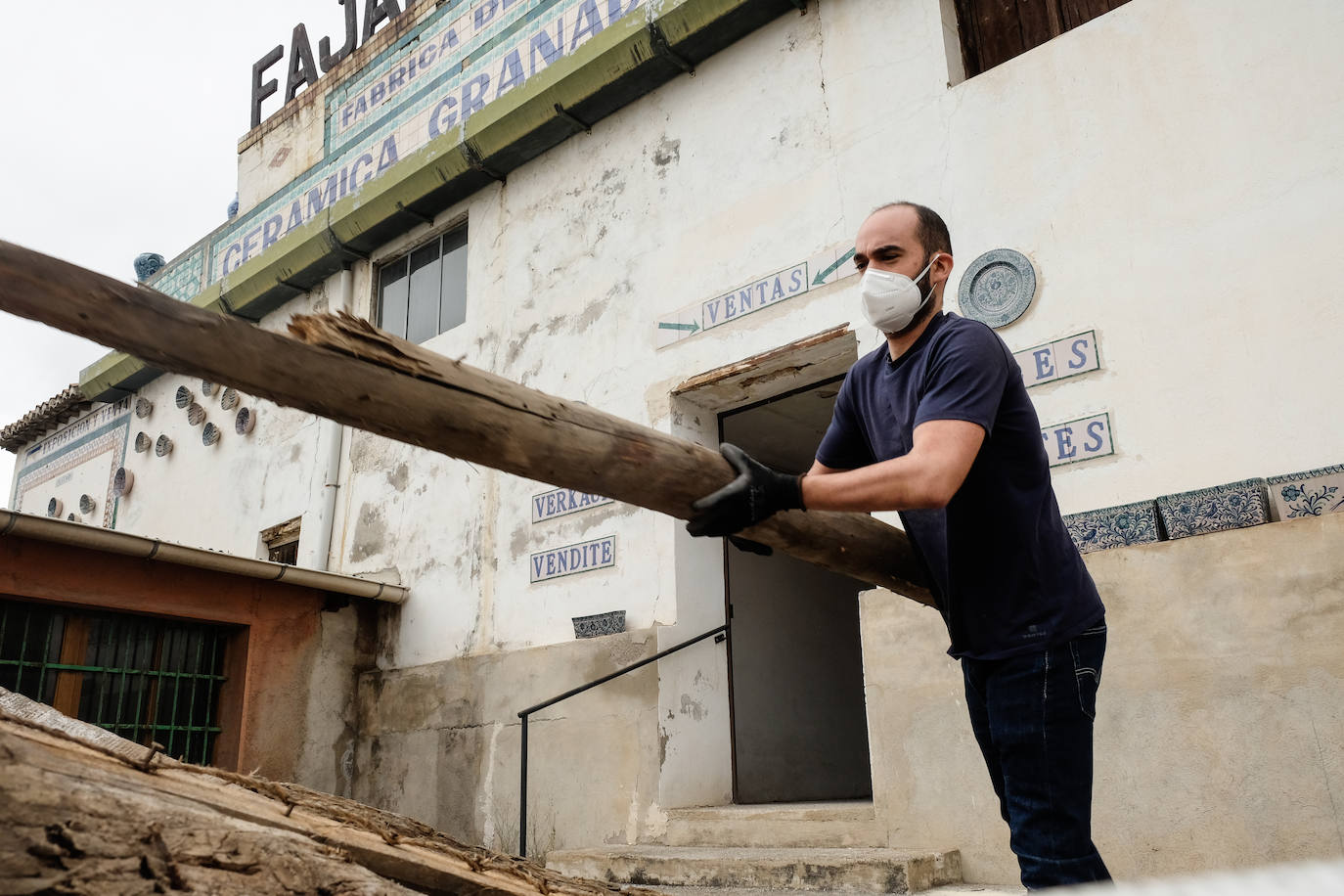 Voluntarios que fueron a la fábrica de Fajalauza para retirar escombros y limpiar varias zonas. En esta jornada encontraron el portón del S.XVI