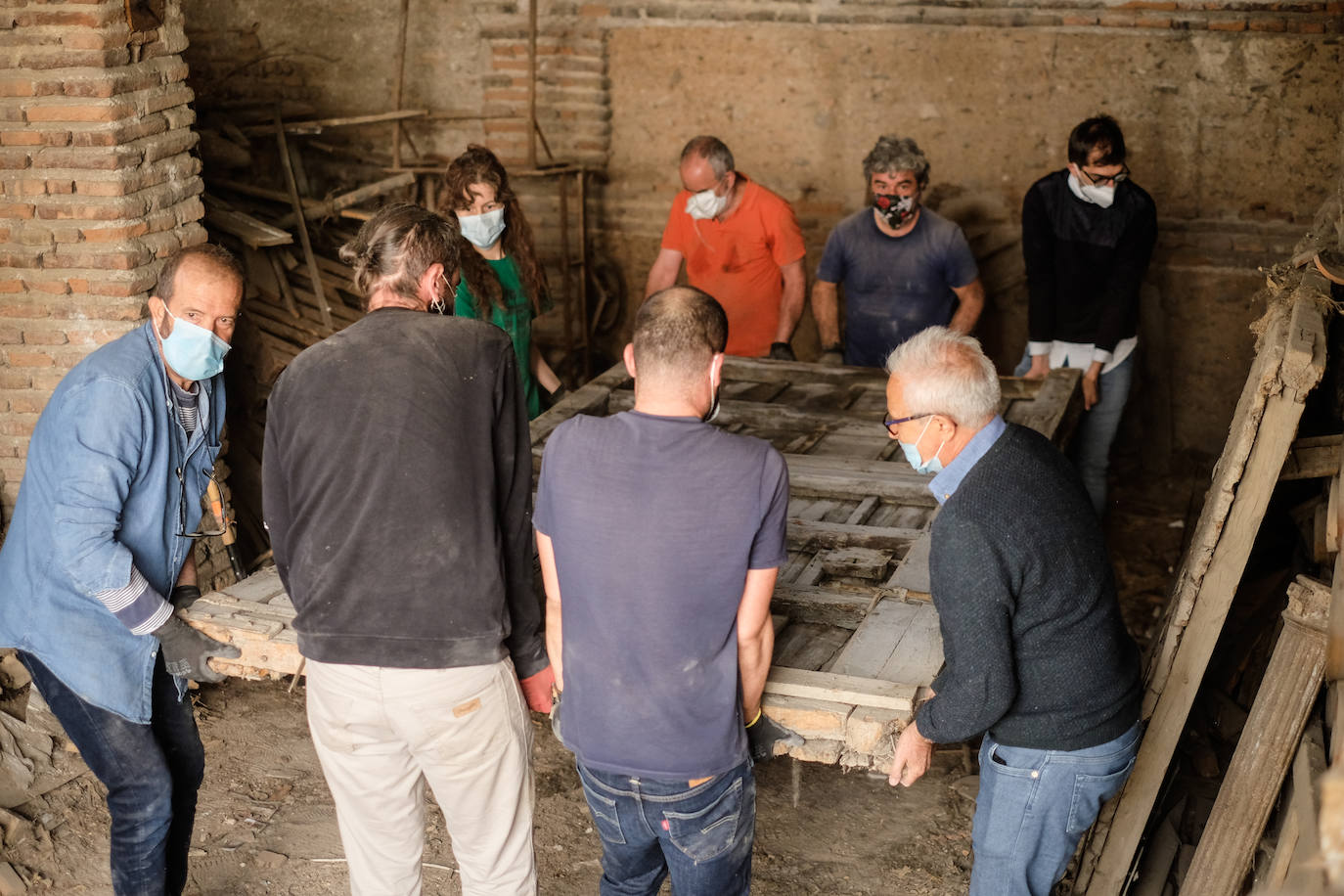 Voluntarios que fueron a la fábrica de Fajalauza para retirar escombros y limpiar varias zonas. En esta jornada encontraron el portón del S.XVI