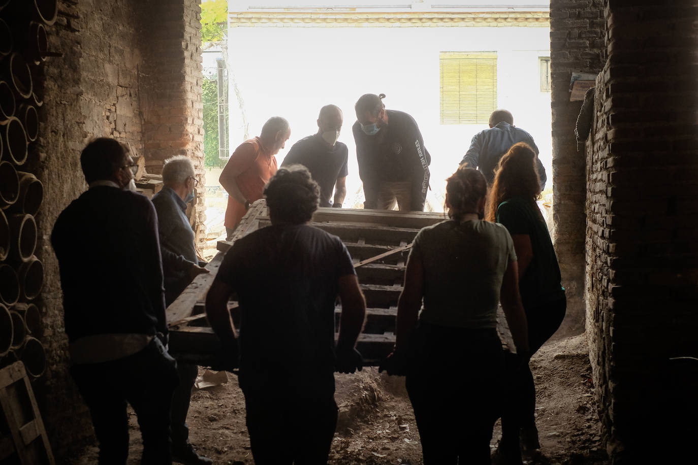 Voluntarios que fueron a la fábrica de Fajalauza para retirar escombros y limpiar varias zonas. En esta jornada encontraron el portón del S.XVI