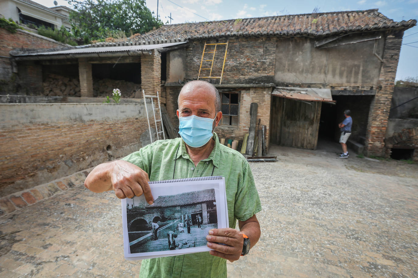 Recorremos la fábrica de Fajalauza con Cecilio Madero Morales y Manuel Moral, vicepresidente y gerente de la Fundación Fajalauza 