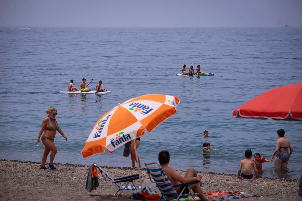 Se anima el ambiente en la costa granadina en un fin de semana con los hoteles al 50% de ocupación