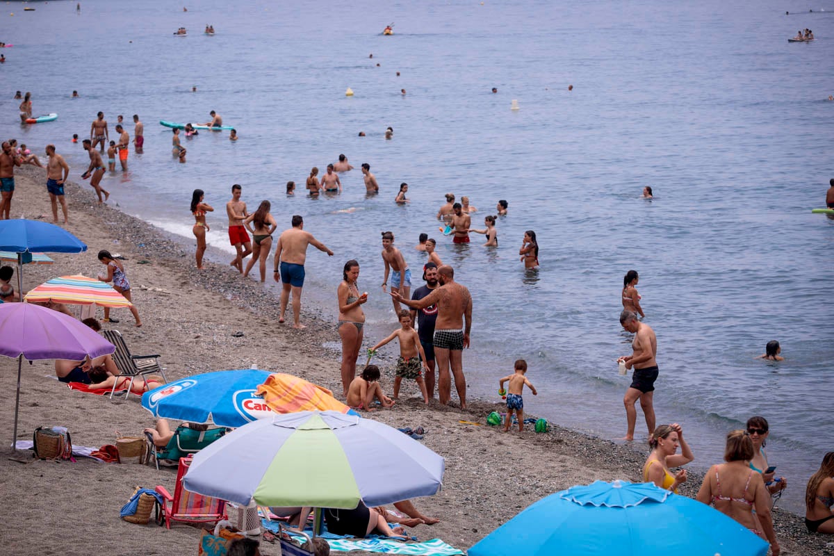 Se anima el ambiente en la costa granadina en un fin de semana con los hoteles al 50% de ocupación