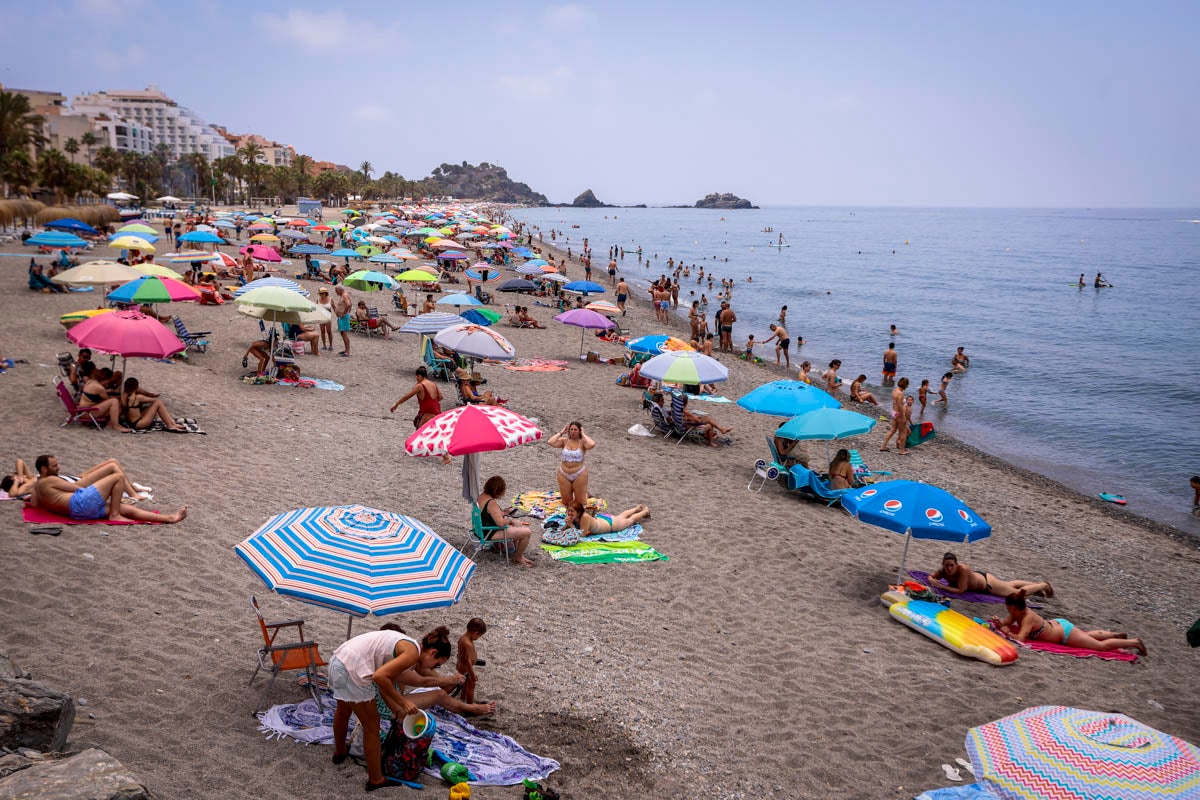 Se anima el ambiente en la costa granadina en un fin de semana con los hoteles al 50% de ocupación