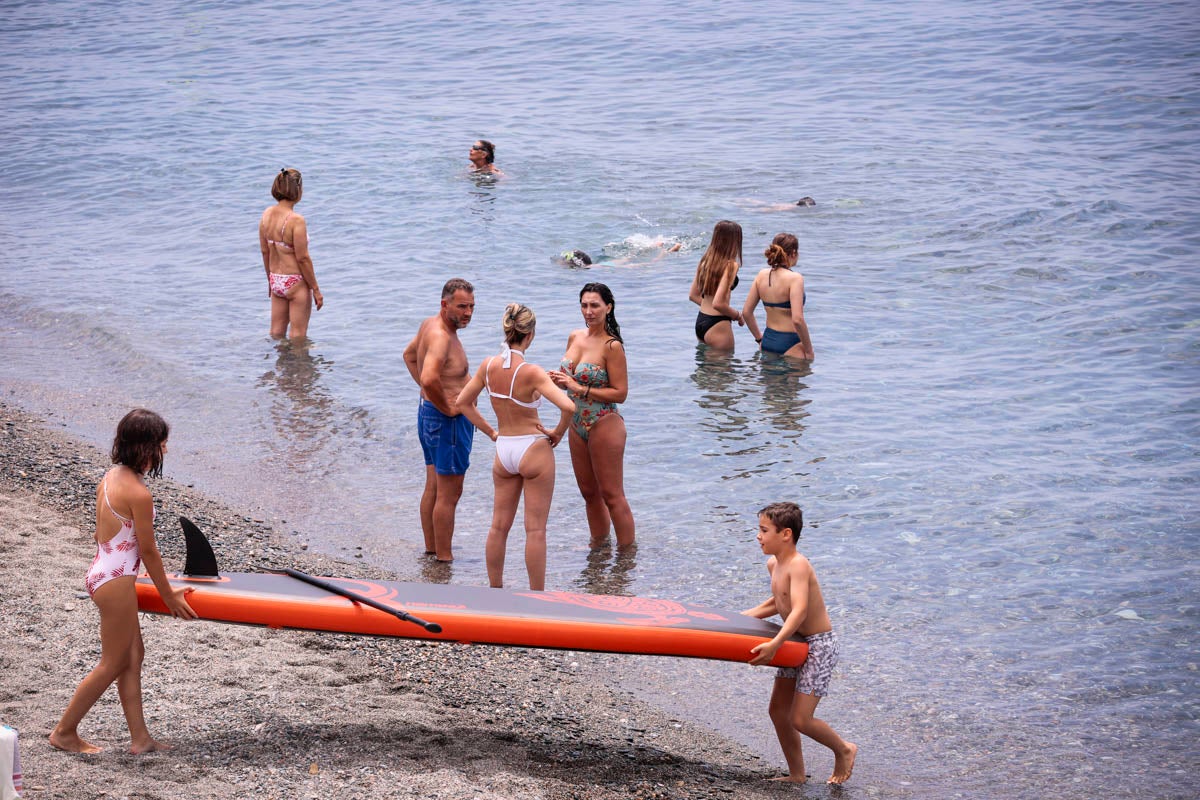 Se anima el ambiente en la costa granadina en un fin de semana con los hoteles al 50% de ocupación