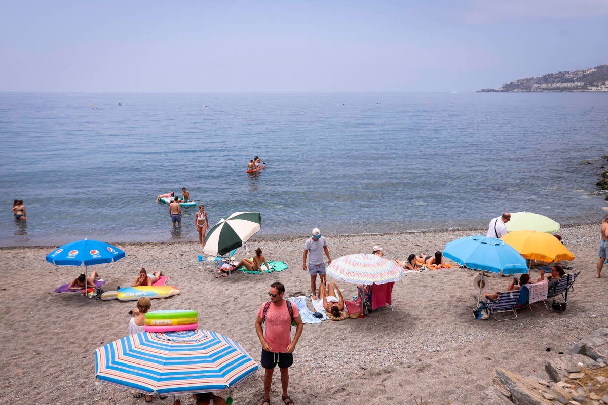 Se anima el ambiente en la costa granadina en un fin de semana con los hoteles al 50% de ocupación