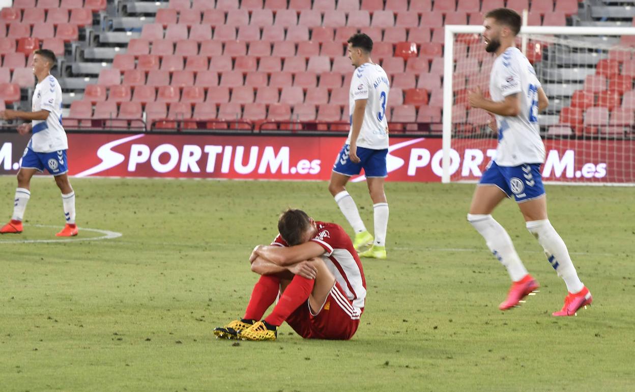 Maras lamenta la derrota' sobre el césped. 