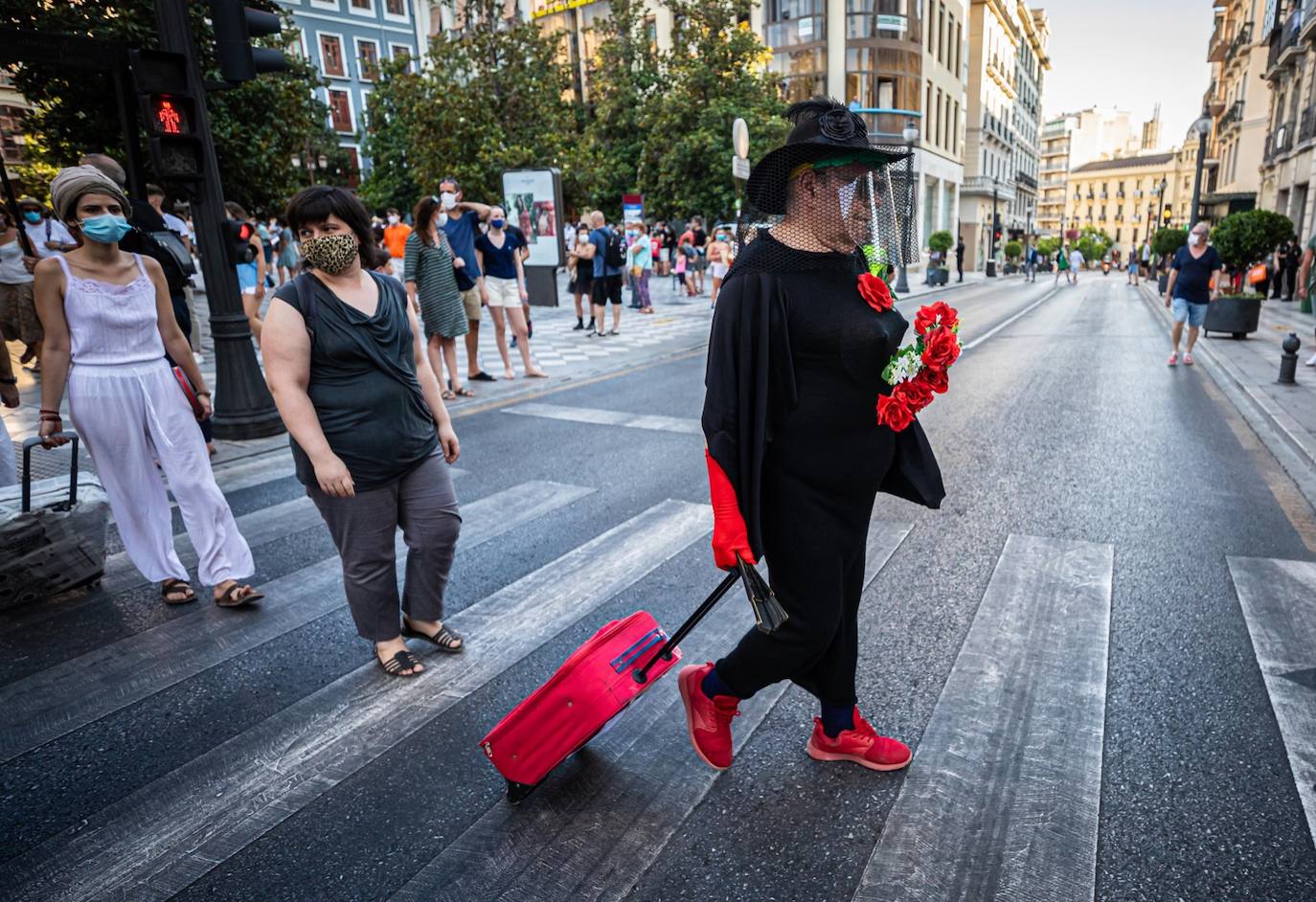 Fotos: El mundo de la escena se manifiesta por las calles de Granada para advertir de la grave crisis del sector