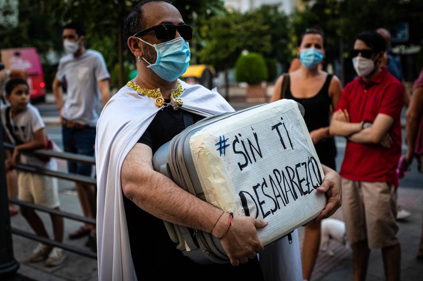 Fotos: El mundo de la escena se manifiesta por las calles de Granada para advertir de la grave crisis del sector