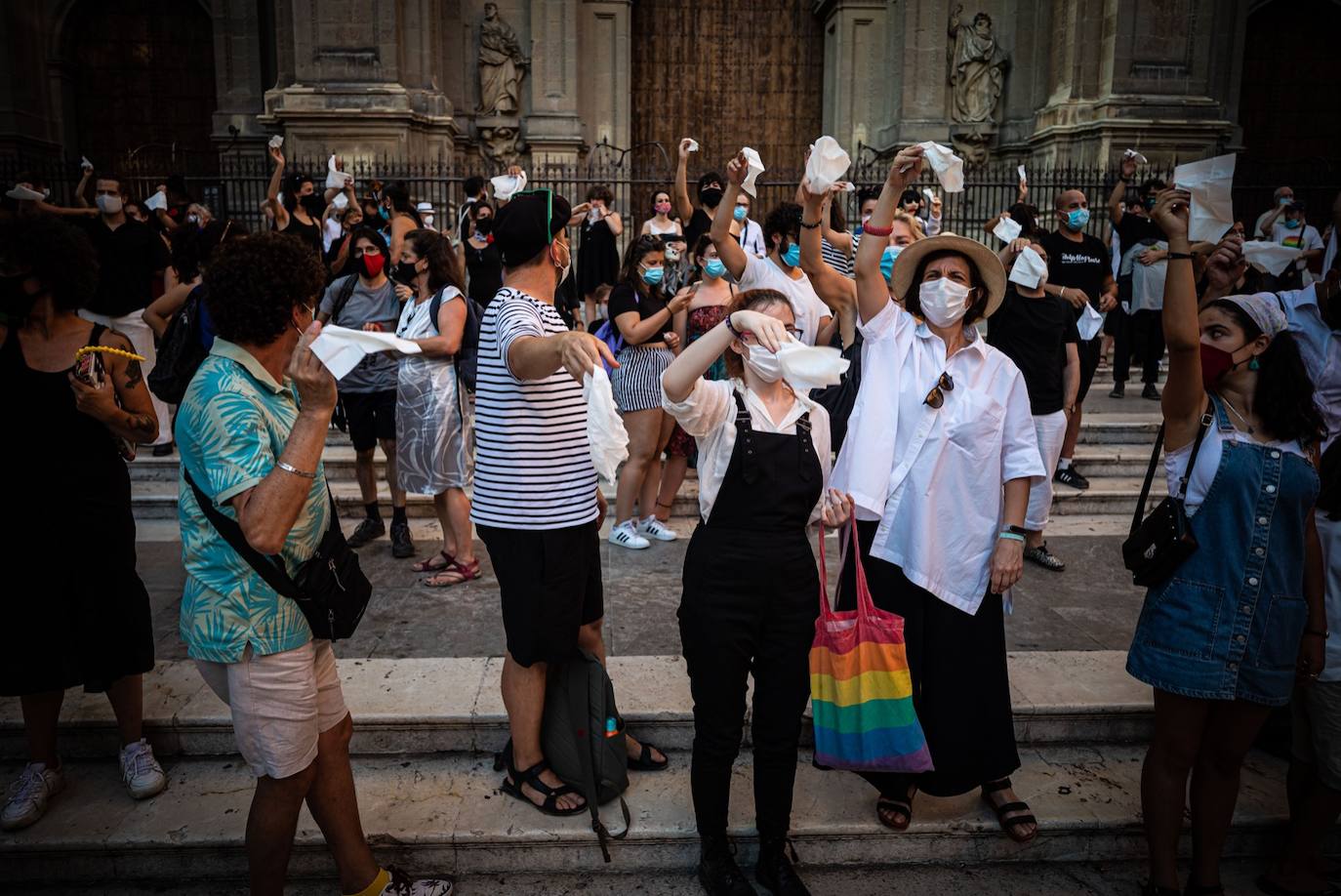 Fotos: El mundo de la escena se manifiesta por las calles de Granada para advertir de la grave crisis del sector
