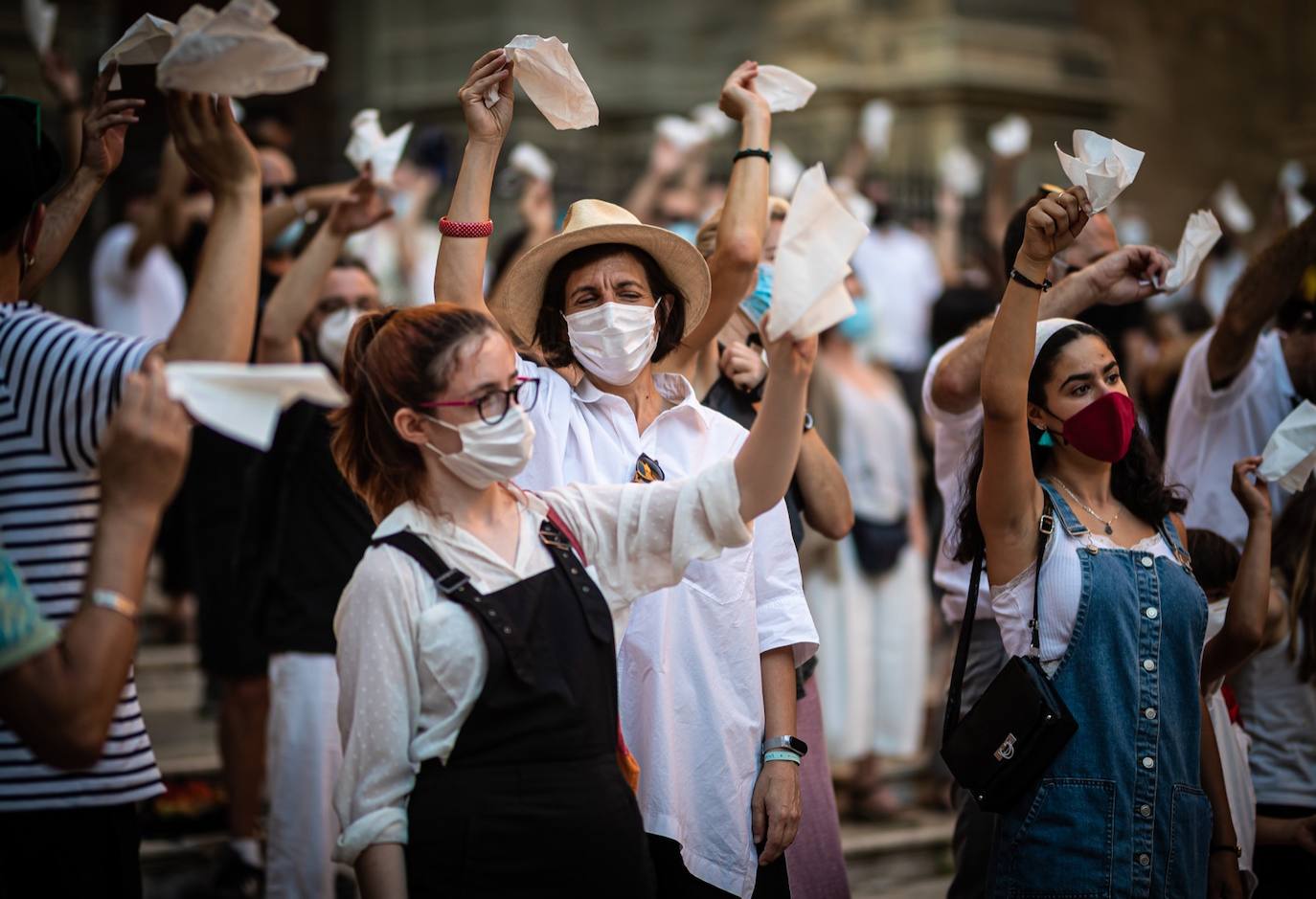 Fotos: El mundo de la escena se manifiesta por las calles de Granada para advertir de la grave crisis del sector