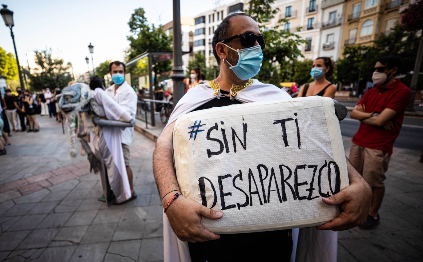 Fotos: El mundo de la escena se manifiesta por las calles de Granada para advertir de la grave crisis del sector