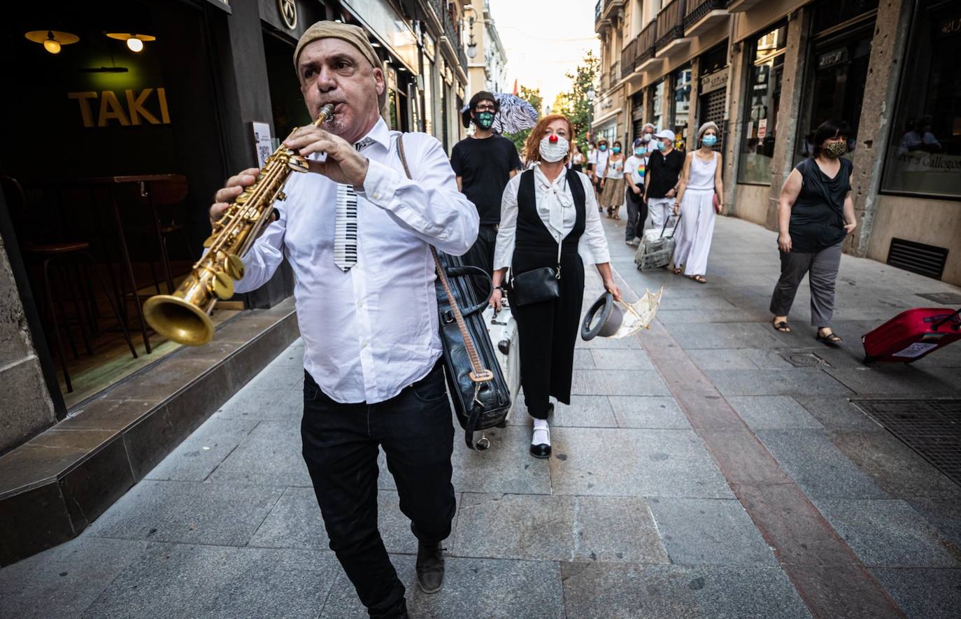 Fotos: El mundo de la escena se manifiesta por las calles de Granada para advertir de la grave crisis del sector