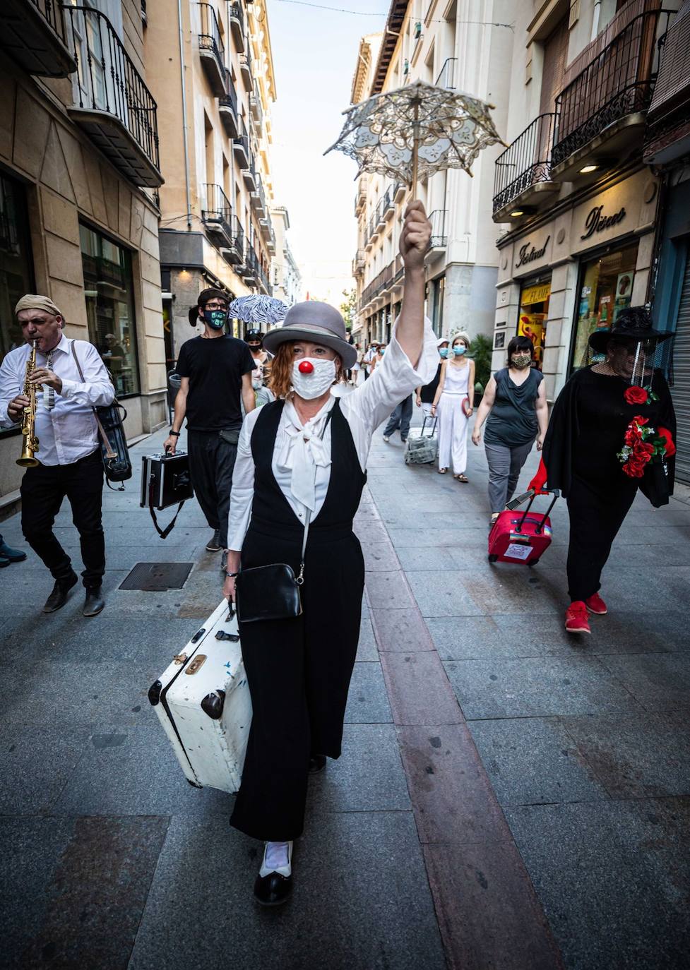 Fotos: El mundo de la escena se manifiesta por las calles de Granada para advertir de la grave crisis del sector