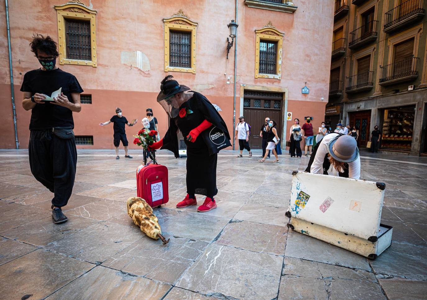 Fotos: El mundo de la escena se manifiesta por las calles de Granada para advertir de la grave crisis del sector