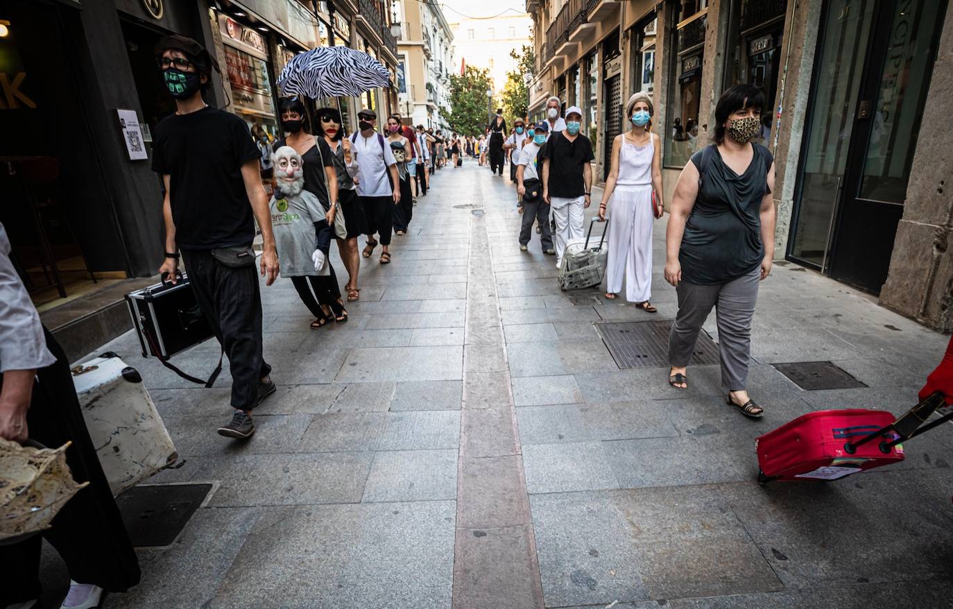 Fotos: El mundo de la escena se manifiesta por las calles de Granada para advertir de la grave crisis del sector