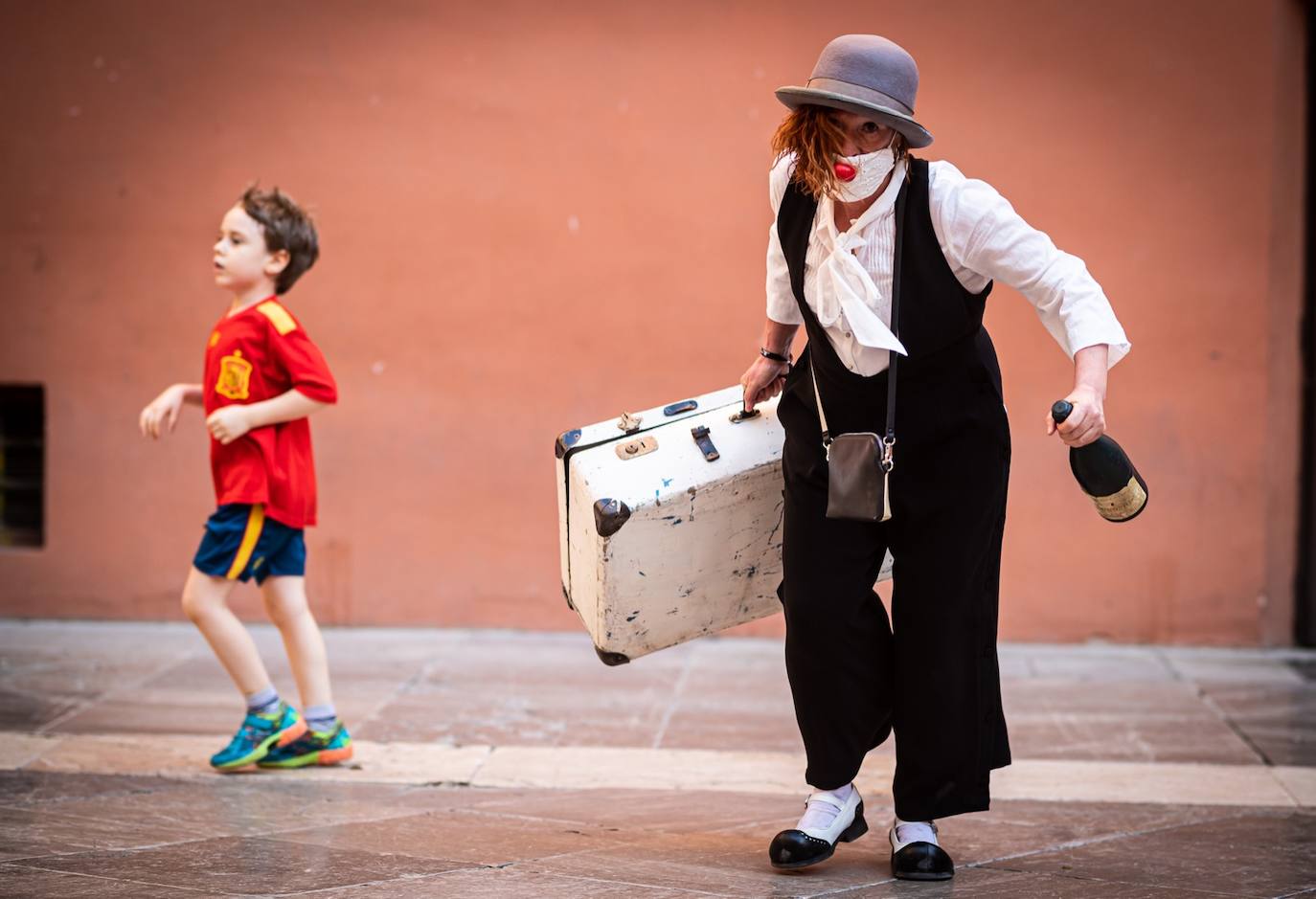 Fotos: El mundo de la escena se manifiesta por las calles de Granada para advertir de la grave crisis del sector