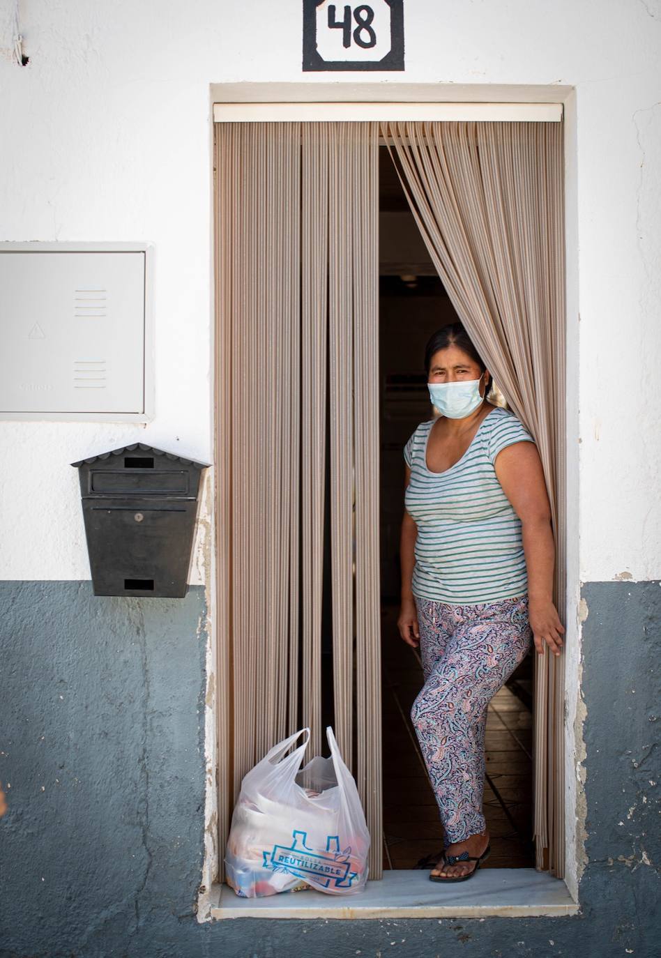 Fotos: Un brote con 15 temporeros confinados inquiera a Játar