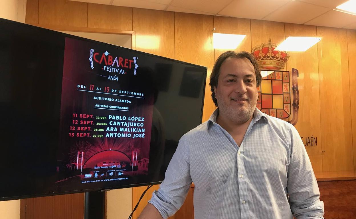 El concejal de Cultura en la programación del festival. 