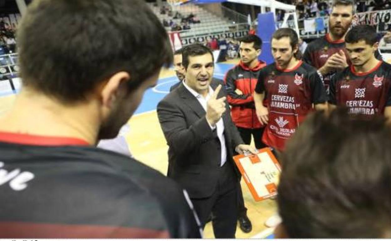 Pablo Pin da una reprimenda a la plantilla del Covirán durante un tiempo muerto. 