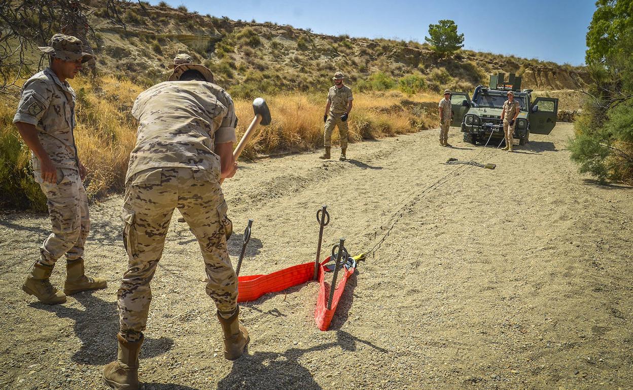 Prácticas de recuperación de vehículo de las jornadas 'Combate en Desierto'.