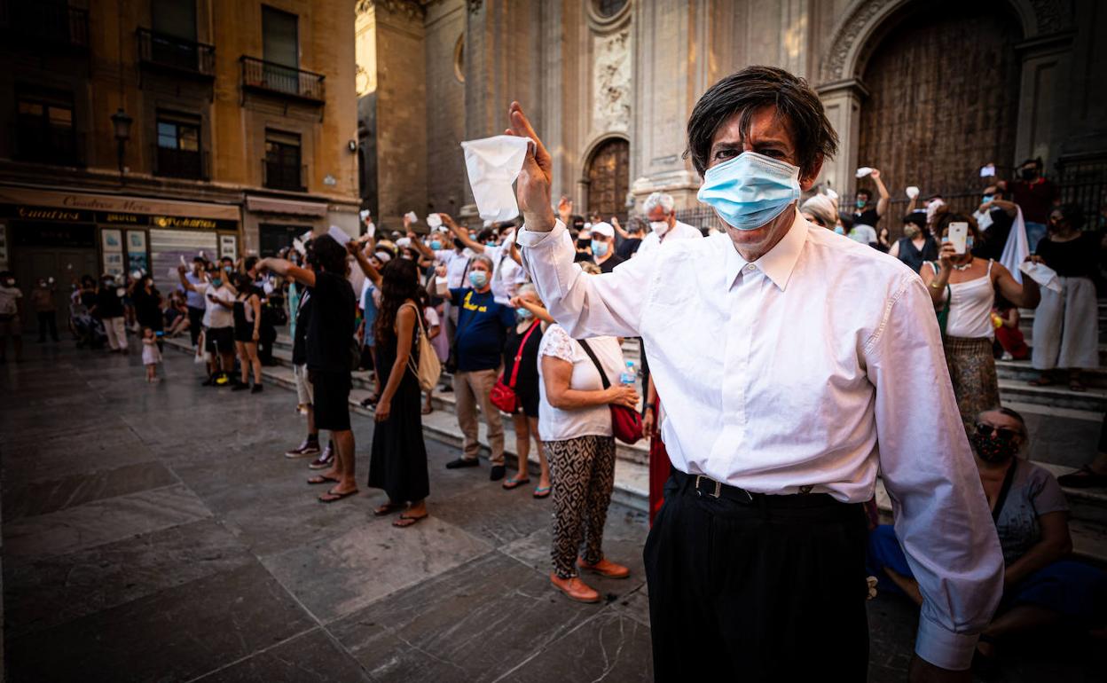 Pañuelos para enjugarse las lágrimas y 'despedirse' de Granada.