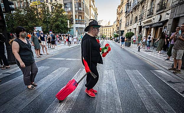 De 'riguroso' luto, atravesando la calle Reyes Católicos