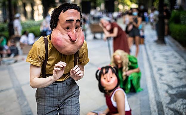 Actores y actrices se manifestaron caracterizados