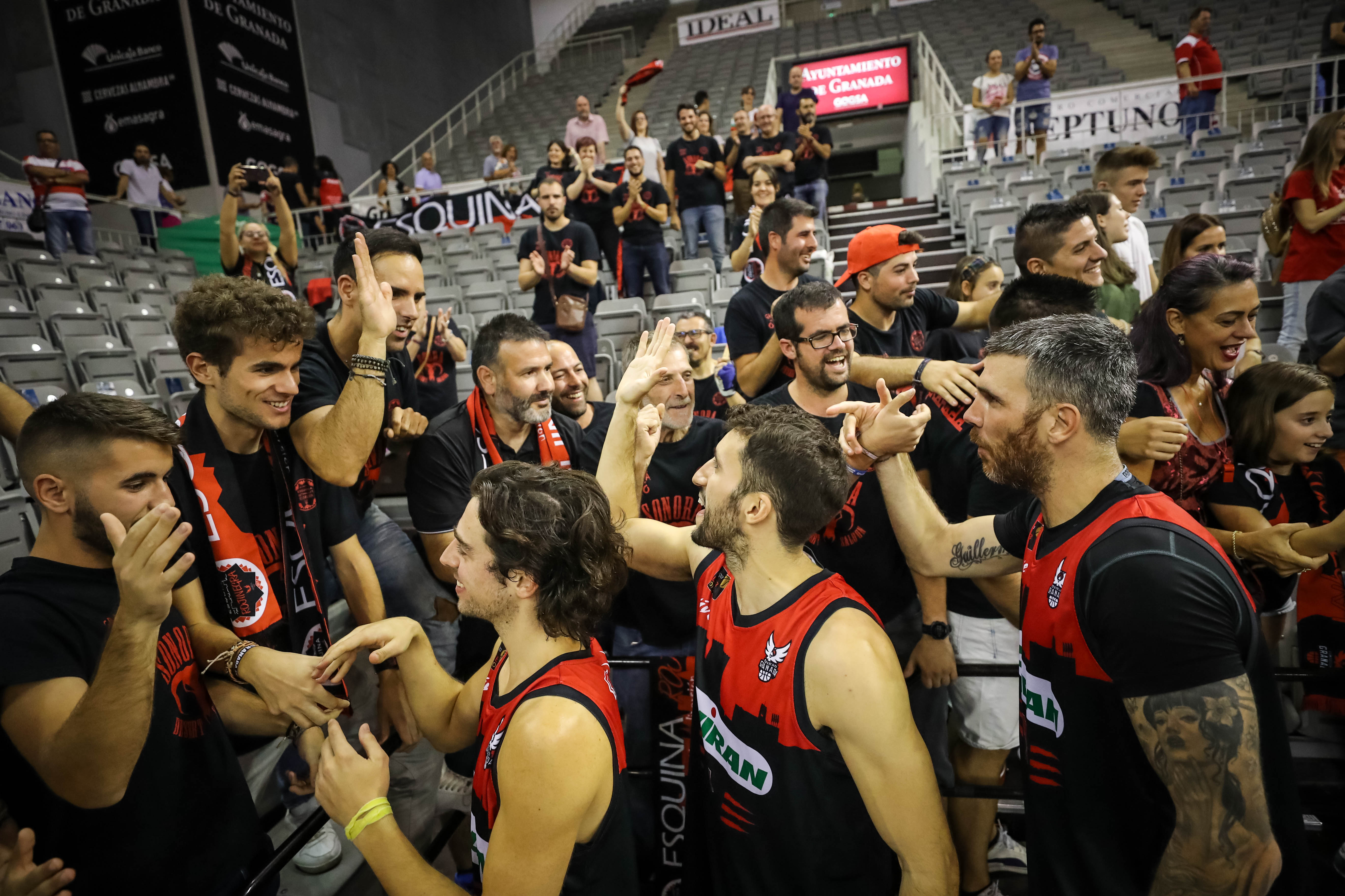 Los jugadores del Covirán festejan junto a la afición un triunfo del pasado curso. 