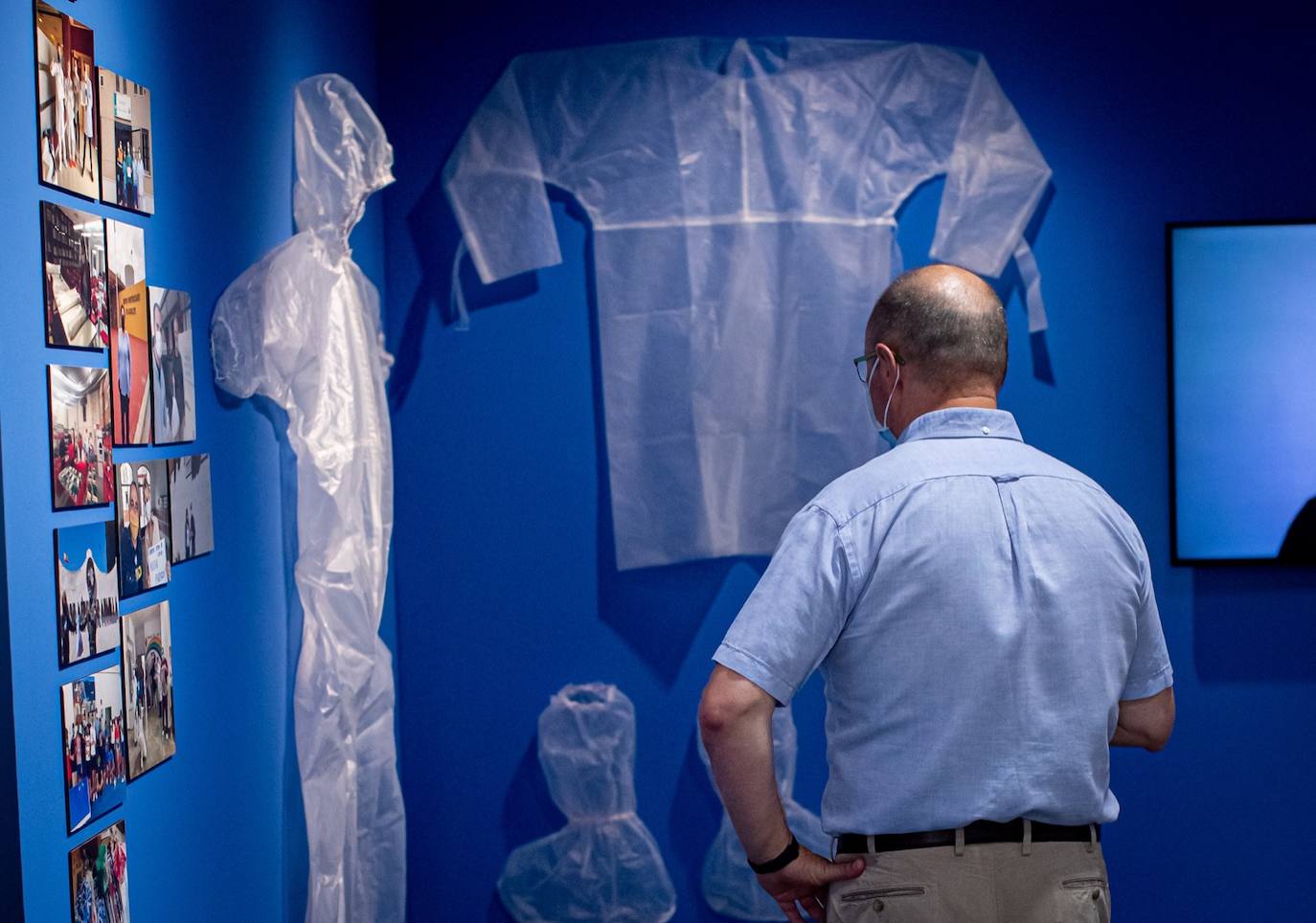 Fotos: La Universidad reconoce la labor de los sanitarios durante la pandemia con una exposición